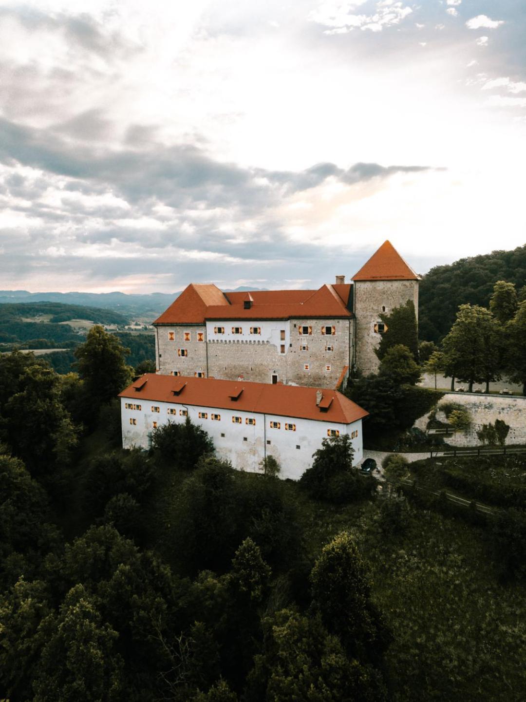 Rooms & Apartments Podsreda Castle Екстер'єр фото